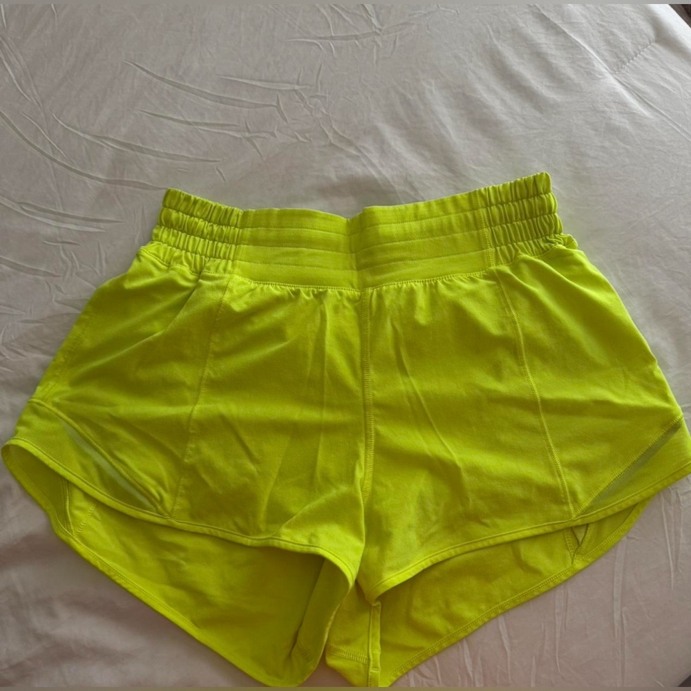 Size 6 Lululemon Hotty Hot Shorts! 4 inch!